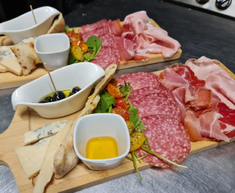 Antipasto misto bij La Torre in Lier, een assortiment van authentieke Italiaanse hapjes