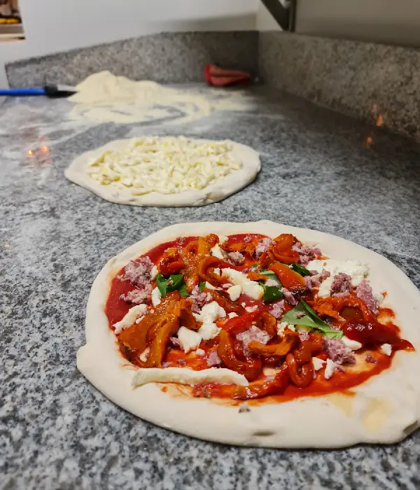 Twee pizza's klaar om te bakken in de traditionele Italiaanse pizzaoven van La Torre in Lier