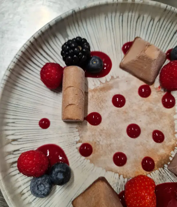 Bevroren chocomousse geserveerd bij La Torre in Lier, een heerlijk Italiaans dessert