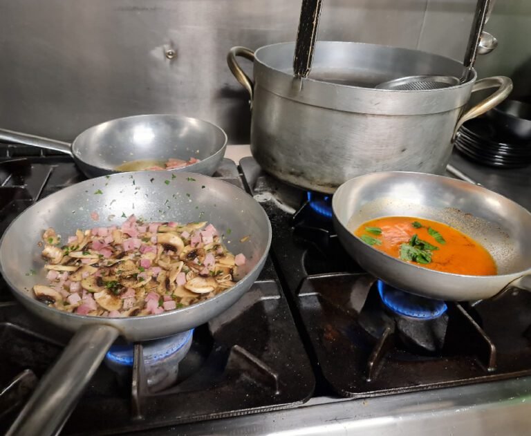 Pannen op het vuur in de keuken van La Torre in Lier, waar authentieke Italiaanse gerechten worden bereid