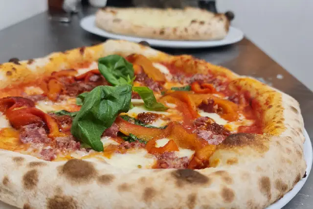 Traditionele Napolitaanse pizza met verse ingrediënten bij La Torre in Lier