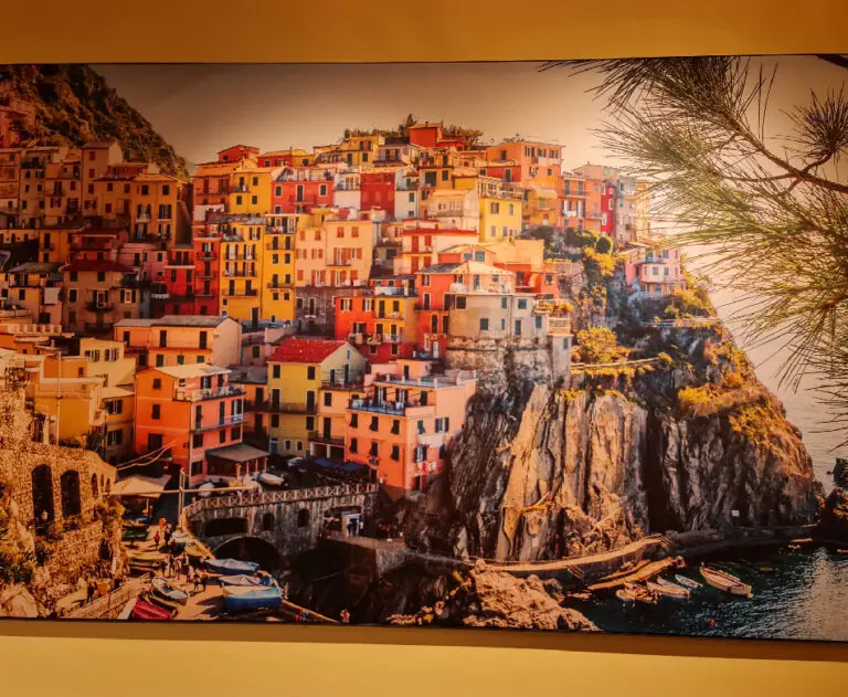 Schilderij van Cinque Terre aan de muur van La Torre in Lier, die de authentieke Italiaanse sfeer weerspiegelt