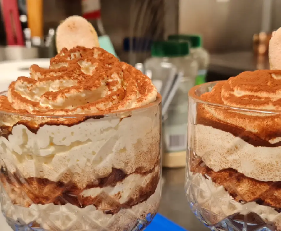 Tiramisu geserveerd bij La Torre in Lier, een authentiek Italiaans dessert