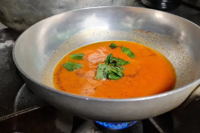 Kookpan op het vuur met verse tomatensaus, bereid bij La Torre, Italiaans restaurant in Lier